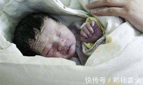 口腔|“黑脸宝宝”走红,长开后变成小帅哥,网友:还好父母忍住没扔