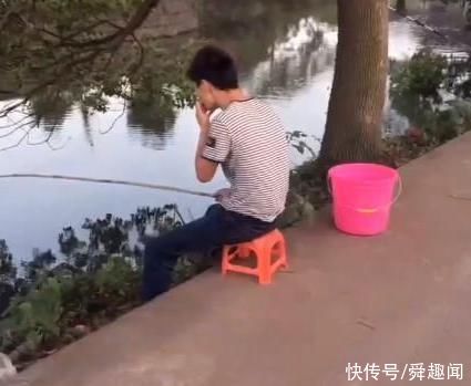 小伙河边钓鱼!突然上面掉下个东西，扭头一看，险些丧命