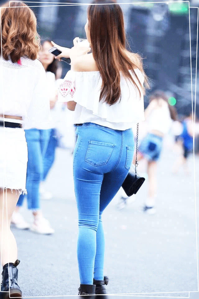 刘亦菲|街拍“微胖女神”,牛仔裤凹凸有致,短发妩媚气质超刘亦菲