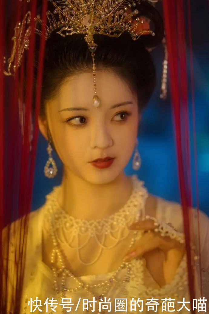 对襟衫&难得一遇的宝藏女孩!一人演绎出了四大美女,火遍国内走出世界