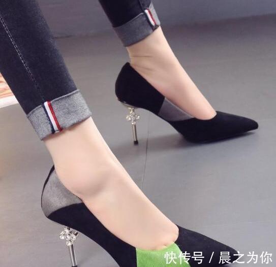 曼妙 尖头修身高跟鞋配上丝袜,穿出性感的曼妙身姿,凸显好看的气质!