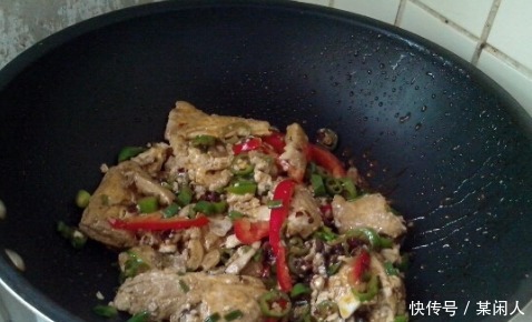 炒豆腐时，不要直接下油锅，多做这一步，香酥嫩滑，吃着比肉香！