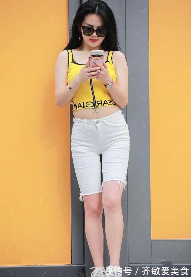 运动鞋 纯白色半身牛仔裤,搭亮黄色紧身吊带,显青春气息,更显活力十足