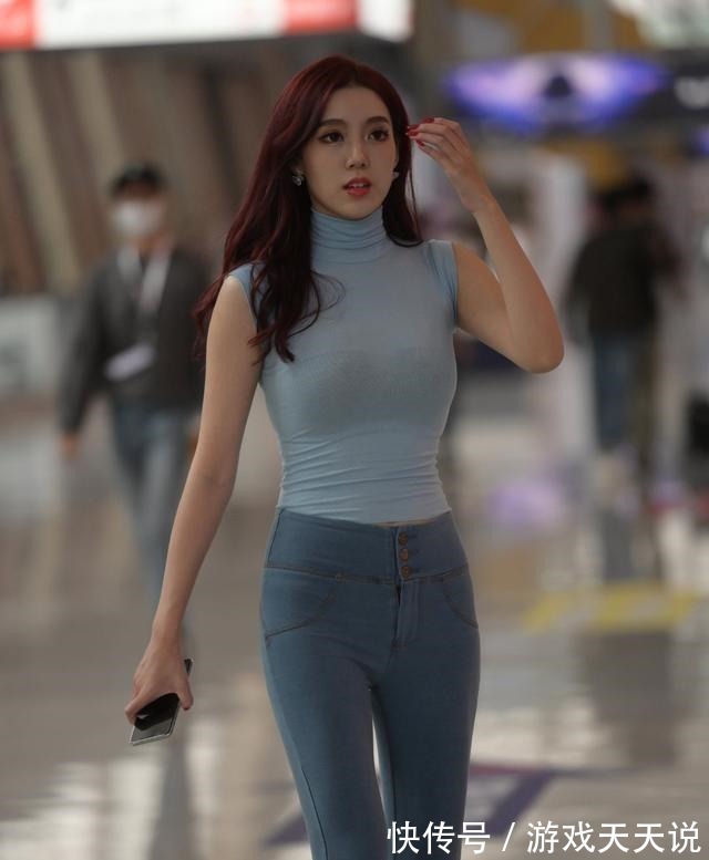 穿搭 瑜伽裤体现美女的修长体态,显得精致干练,大方时尚!