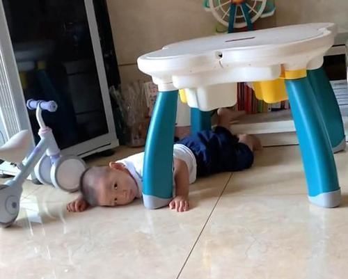 父母|哥哥开学后,弟弟“花式”想哥哥,宝妈:忘记他是怎么揍你的了?