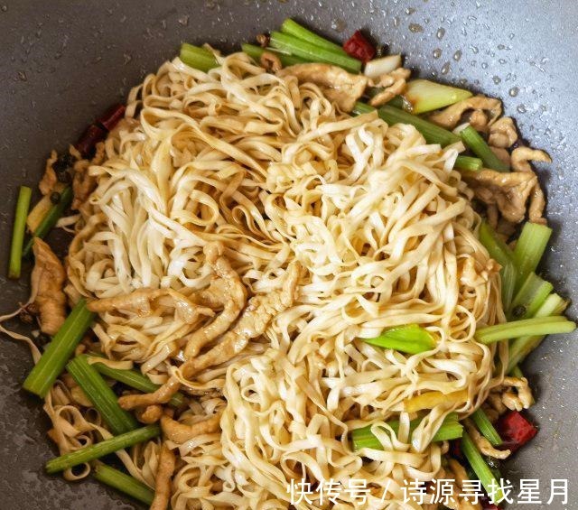 一溪月|芹菜肉丝炒面，油润鲜香，好吃极了！