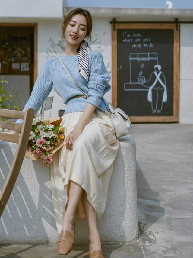 马甲|秋冬怎么能少了毛衣呢!经典款浅蓝色毛衣搭配白色半身裙,太美了