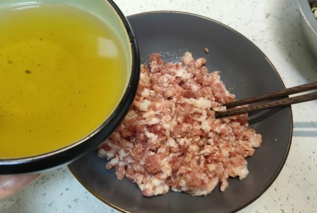 为啥饺子馆的饺子鲜嫩多汁学会几个技巧,一样好吃,你不学吗