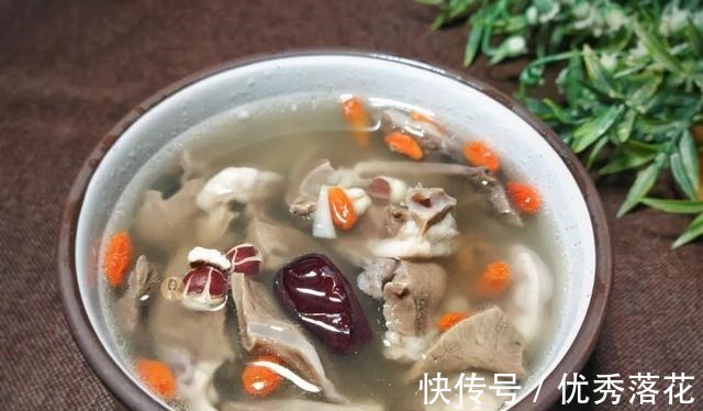 猪心别再炒菜啦，把它煲成汤，清爽可口无腥味，冬季多喝身体好！