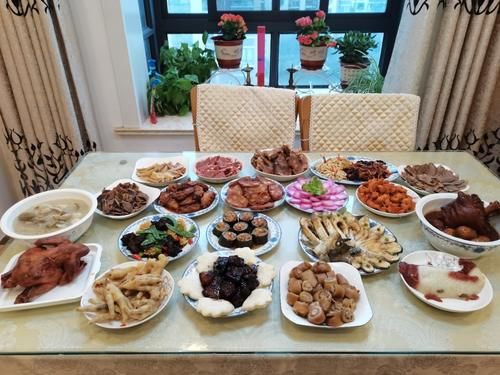 各地网友年夜饭大比拼，12桌菜各有特色，网友：最后一桌太寒酸