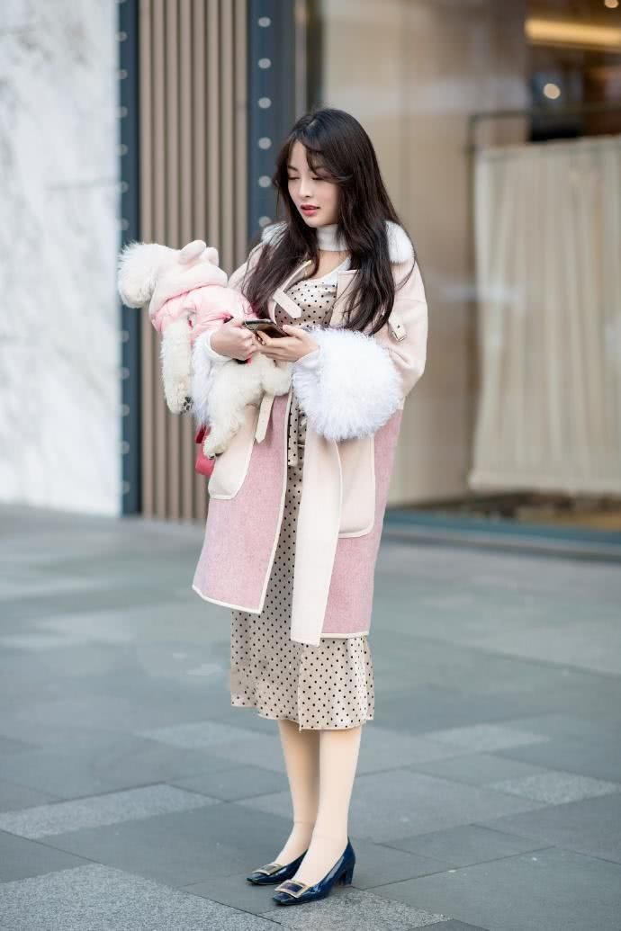 波点|街拍:长发披肩的小姐姐,身穿波点元素的吊带裙,看起来很可爱又阳光