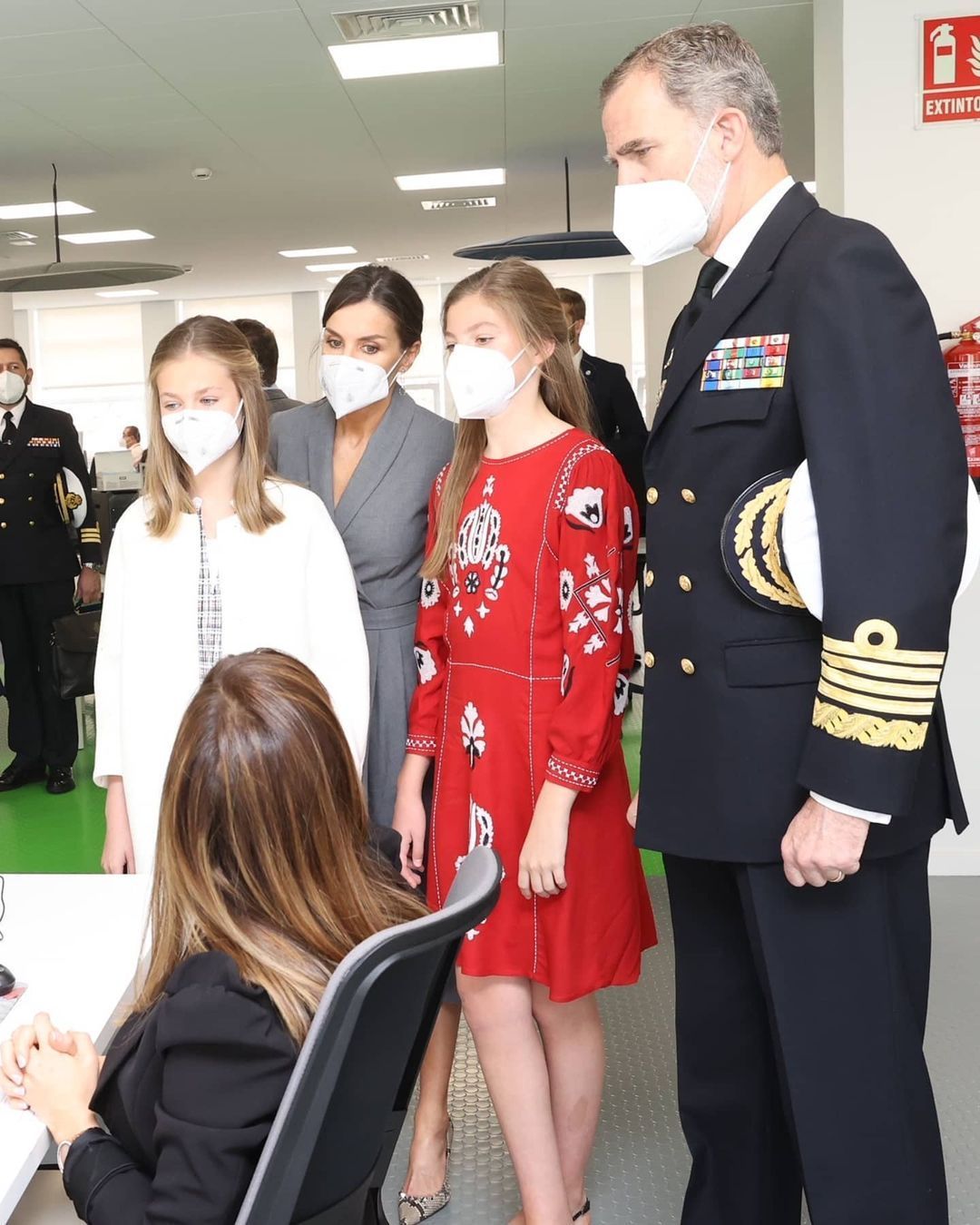 西班牙一家合体，小公主长胖萝卜腿上大块疤抢镜，穿红裙美过姐姐