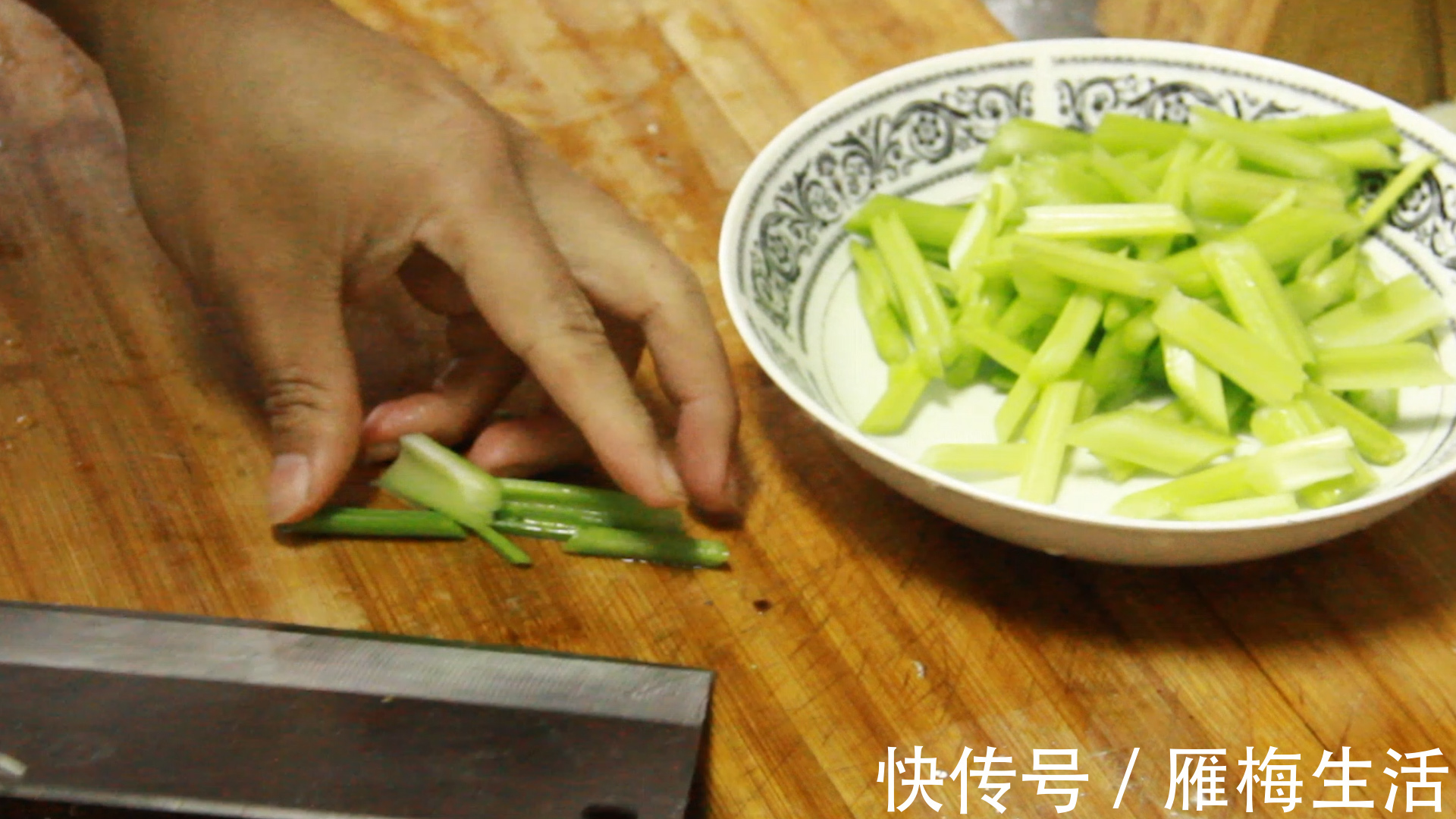为啥很多饭店把芹菜炒杏鲍菇当做招牌菜试着炒一次,真能吃上瘾