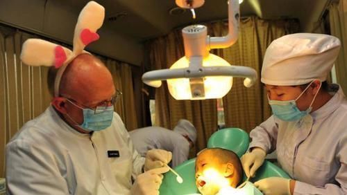 华华华|'我家孩子2岁就会刷牙了',宝妈发朋友圈炫耀,医生评论:太难了