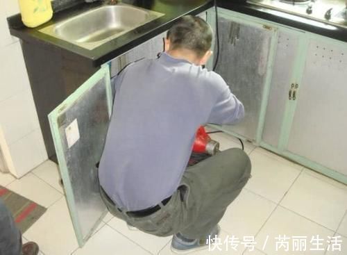 管道|下水道被油污堵住,不要用热水冲,用1个小妙招几分钟就恢复通畅
