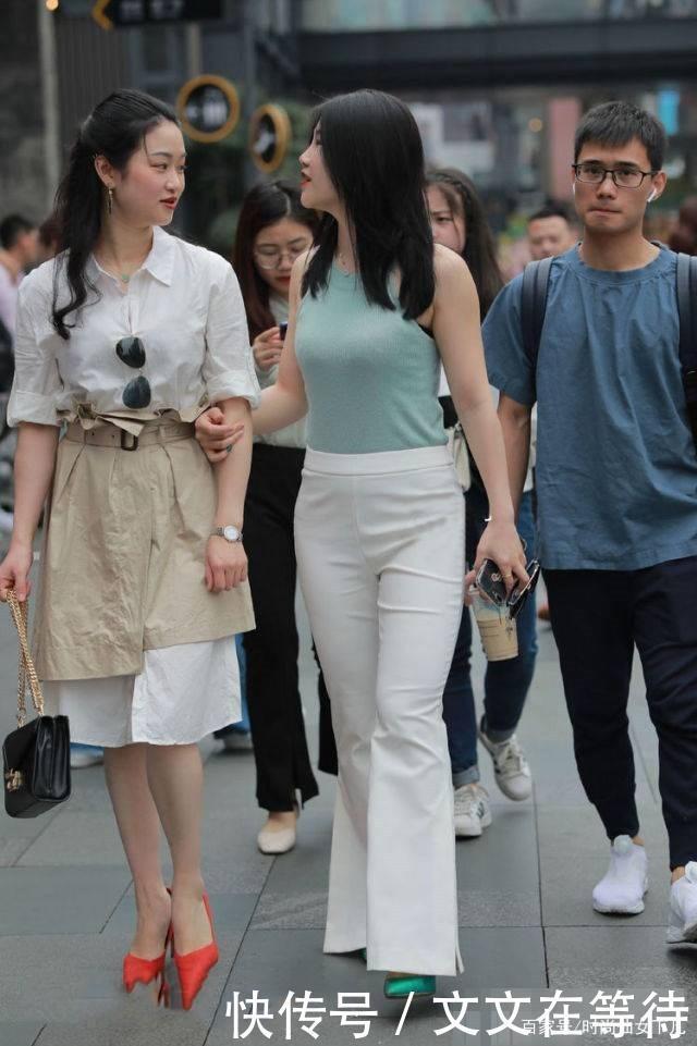 美女身穿一条黑色的漆皮裙,营造出很“高级”的质感