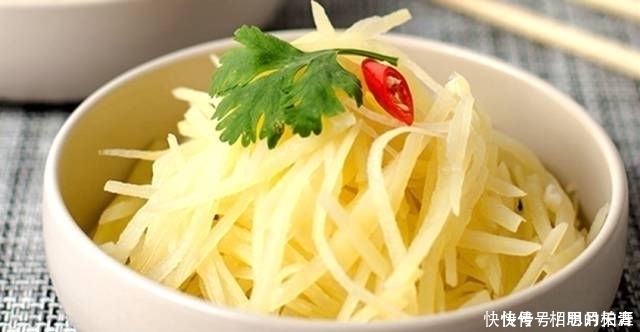 炒土豆丝,千万不要直接炒,2个小诀窍,土豆丝香辣脆爽,超好吃