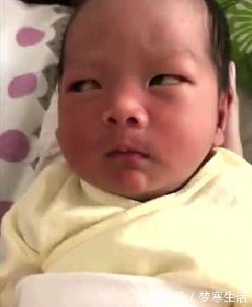 生育|新生儿手拽避孕环顺产出生,我命由我不由天,谁也阻挡不了我来这个世界