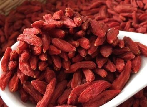 氨基酸|每天吃一小把枸杞,对身体有这么多好处?但血压高的人要注意