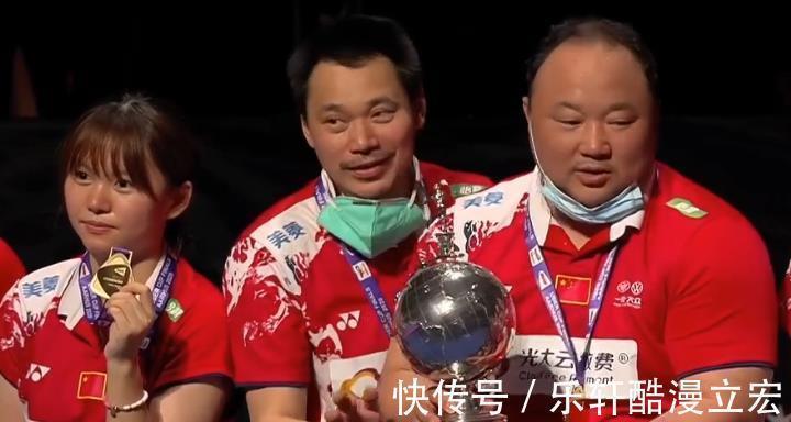 国羽|五星红旗在丹麦升起,国羽携手登上领奖台,高唱国歌,日本队失落