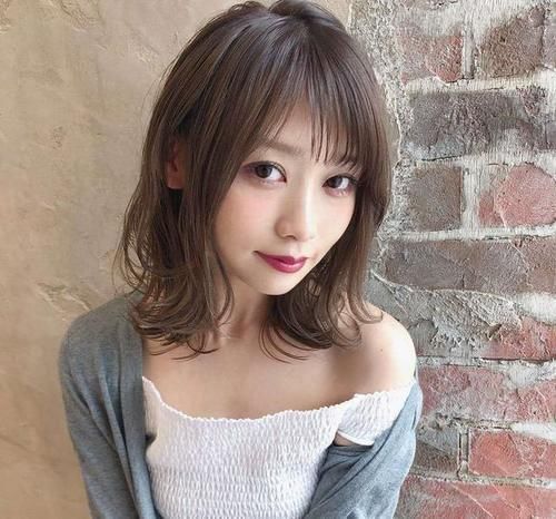 皮肤|什么发型减龄又时尚?试试这三种柔卷发,简单随意又显皮肤白