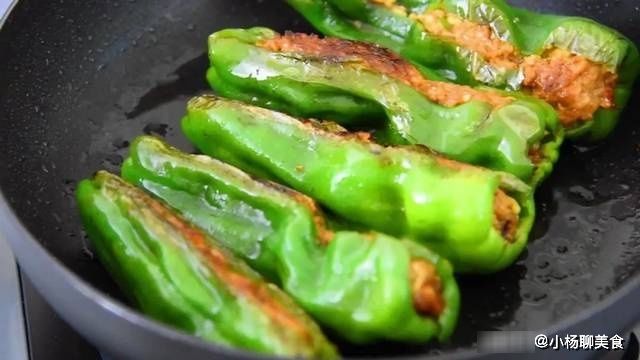 青椒别再炒肉了？换一种新做法，开胃下饭，燃烧脂肪，血管通畅了