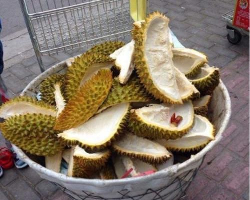 水果的时|路边摊买榴莲,水果贩子让“把壳留下”便宜点,为什么