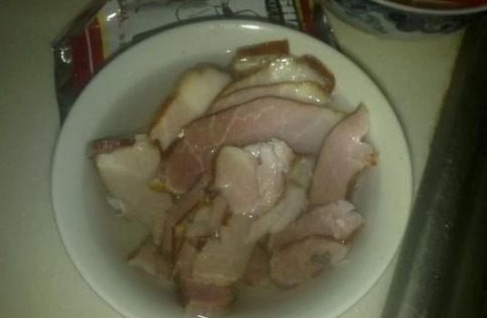 炒腊肉,切了直接炒是错的,多做关键2步,腊肉软嫩鲜香,不油腻