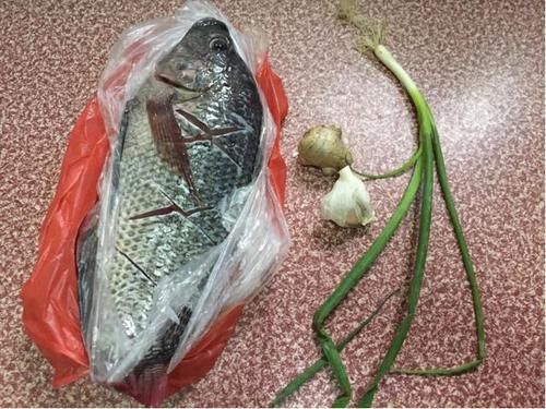 鲫鱼|鲫鱼刺多不如吃它，1根大骨无小刺，1斤6元便宜还实惠