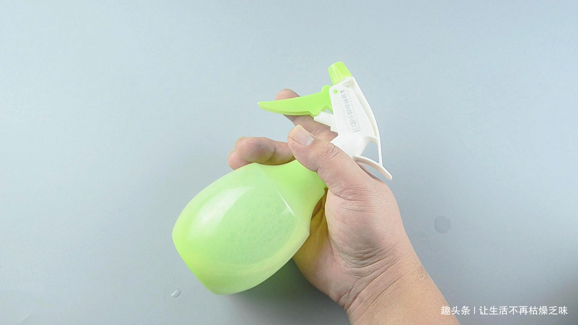 玻璃太脏别用水擦,教你一个诀窍,擦完非常干净,一点灰尘不留