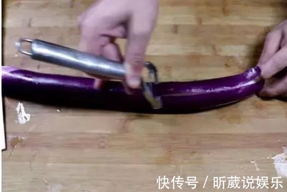 盘龙茄子|茄子别老是红烧了,教你个新吃法,上桌抢着吃,连汤汁都不剩!