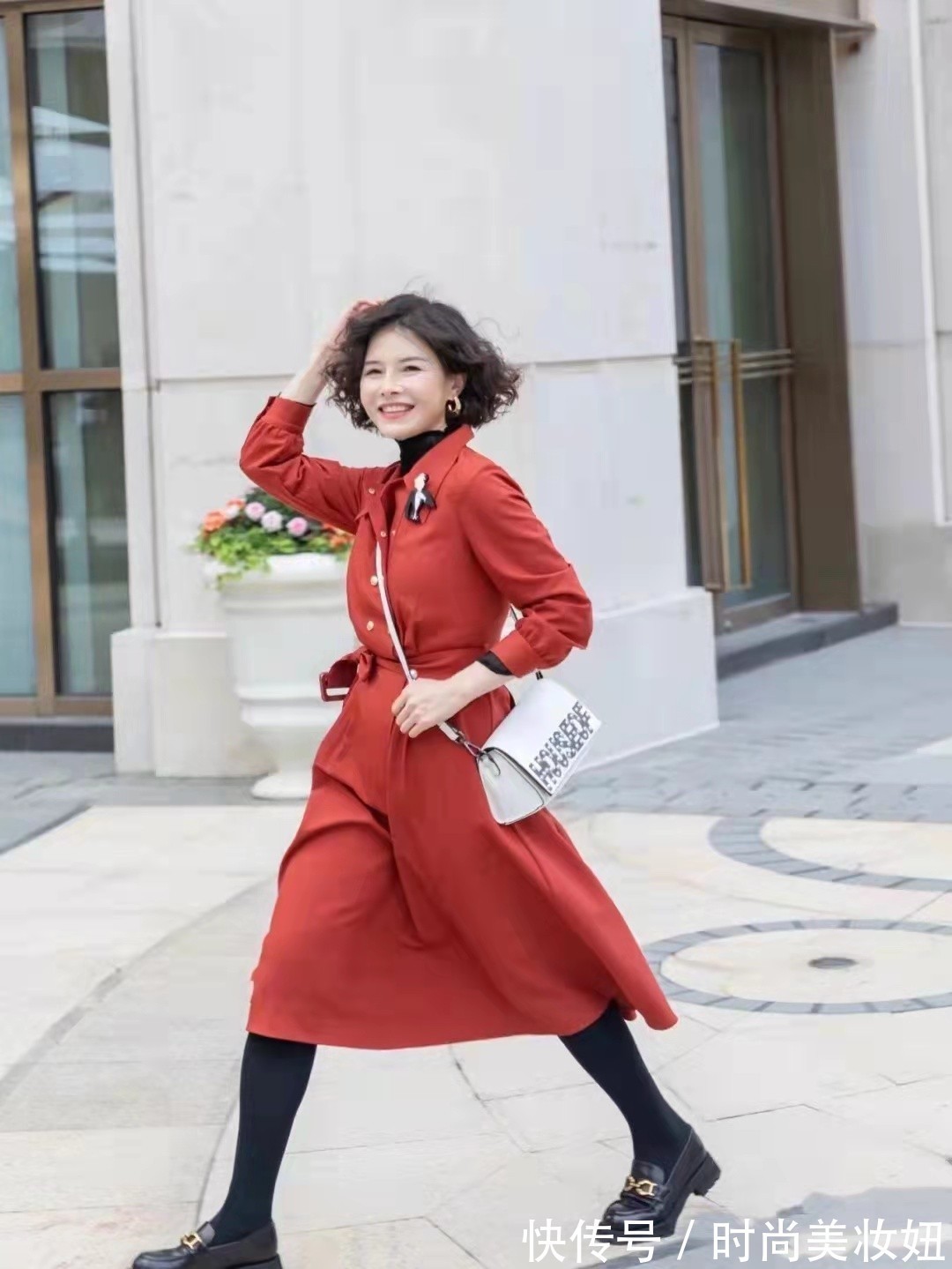 新年 50岁女人“新年”就该这样穿，喜庆洋气又显气质，照穿美成焦点