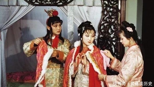 贾府|贾府为何看不上薛宝钗,看她刚进贾府这步棋,难怪宝玉骂她为禄蠹