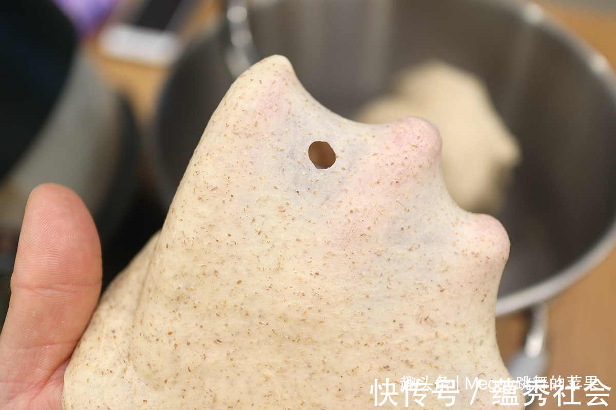 零食|黑全麦毛线球面包，又暄又软还低糖，早餐零食吃着太满足了