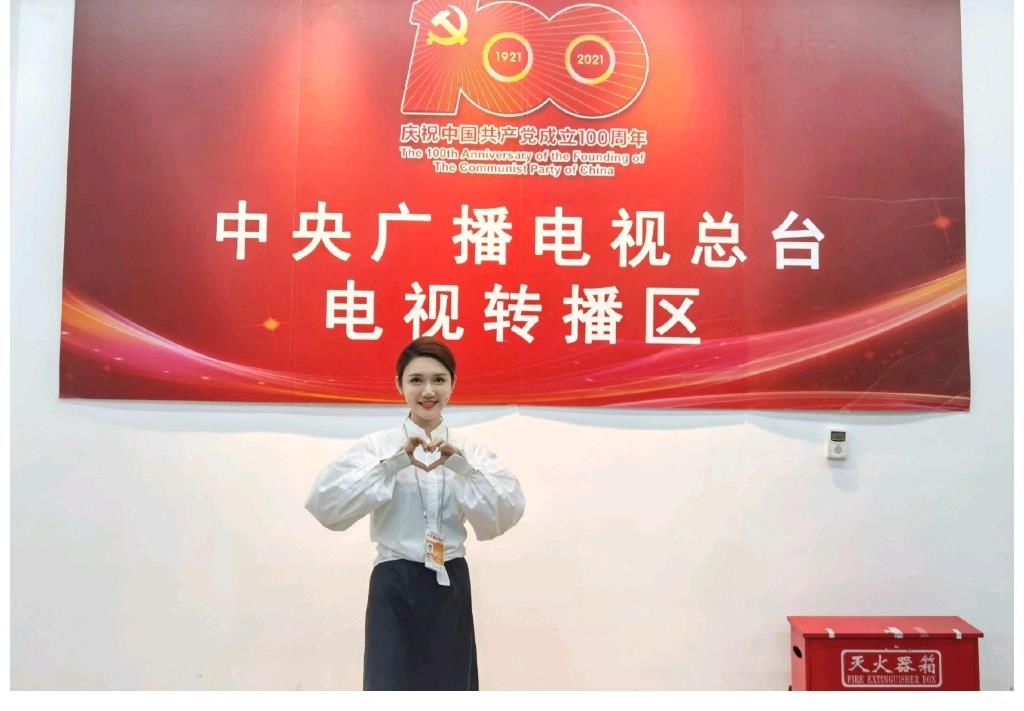 早间秀|唯一参与鸟巢七一文艺表演的央视主持人，结尾大合唱还站C位，龙洋仅用了六年