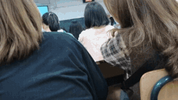 |搞笑，真实版“挖墙脚”！男子用棍子捅咕几下，房子就塌了？