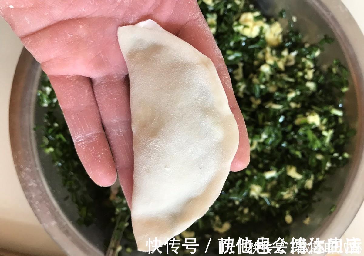 爱吃韭菜盒子的看过来，学会这个做法就够了，个个薄皮大馅真美味