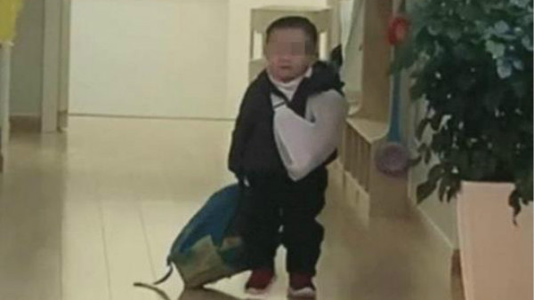 幼儿园“山鸡哥”走红,拖着“残躯”上学太霸气,老师:这是大佬