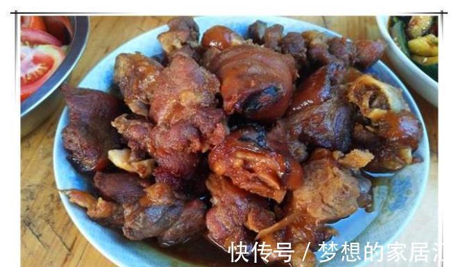 婆婆旅游回家送我化妆品，我特意做一桌菜庆祝，饭后老公都羡慕我