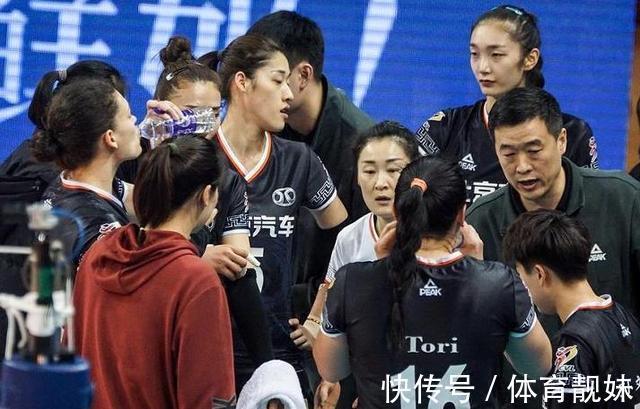 天津女排|玩砸了!又一名女排主帅玩不下去了?球迷:打铁还需自身硬