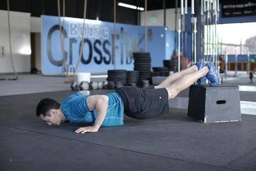 肩胛骨|3个动作锻炼上胸肌群，让你的上胸变得饱满起来