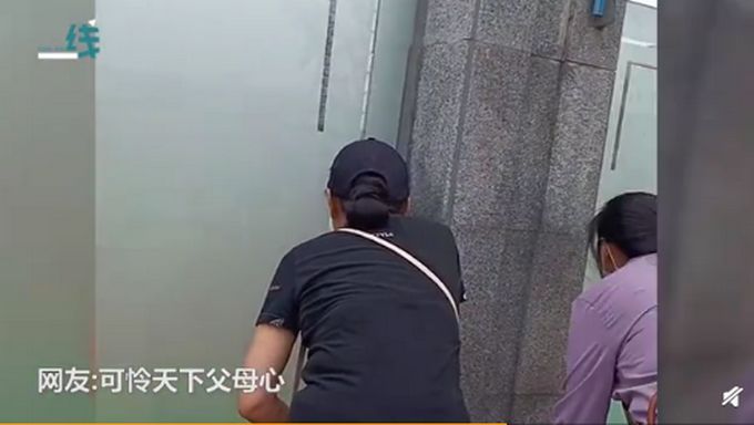 开学|神兽归笼！新生开学家长站一排校外暗中观察，网友：可怜天下父母心