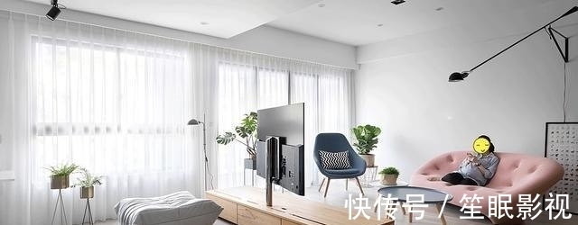 客厅|客厅和南次卧打通融合，清爽开阔，半墙设计重组空间，分出健身区