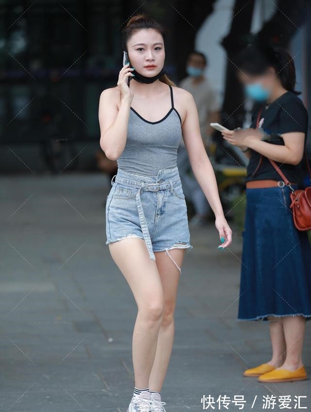 高跟鞋 夏季要追求清凉的美,吊带衫配牛仔短裤,简约修身又美丽洒脱!