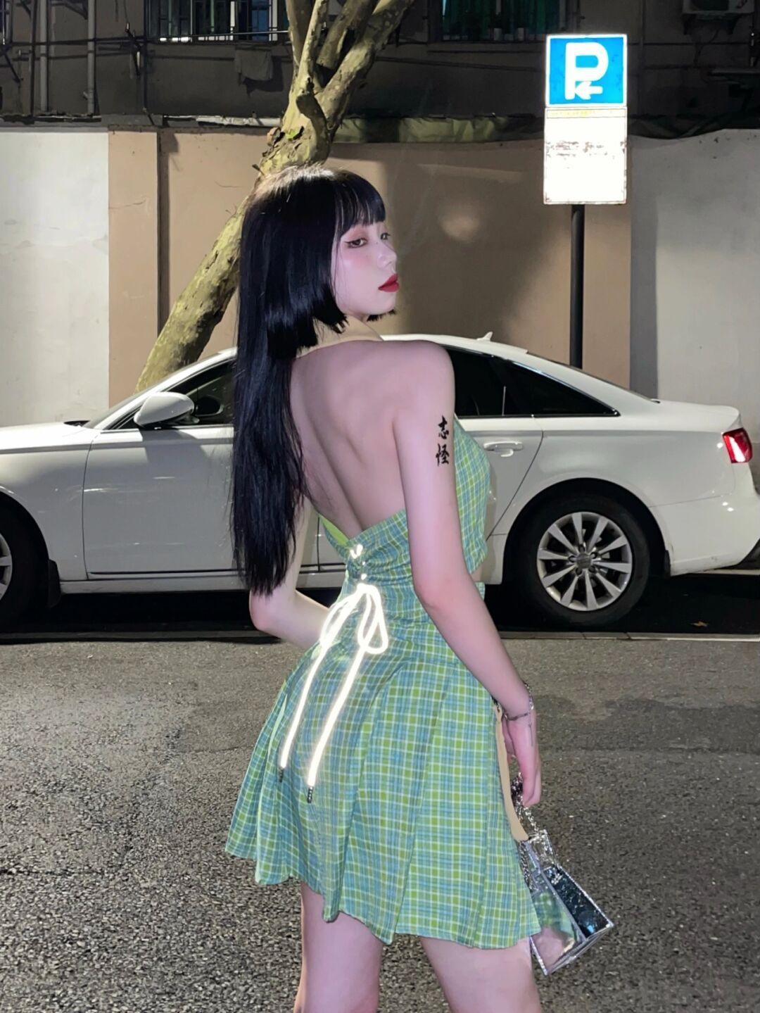 修身|面容清纯的小姐姐, 一件鲜绿色修身连衣裙, 青春气息扑鼻而来