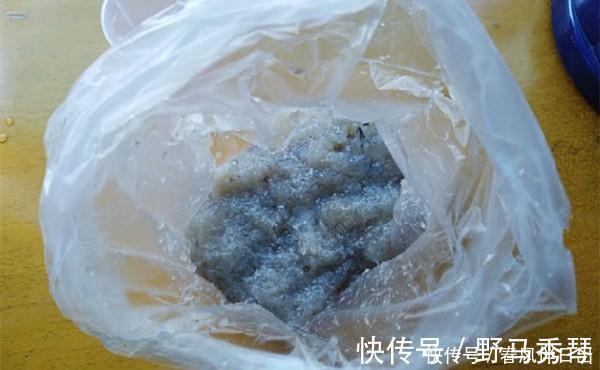 寒冬时节钓鲫鱼,虾肉拉饵有奇效,详细制作步骤在这里