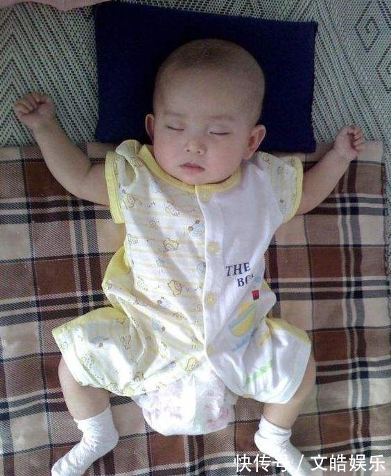 新生儿|新生儿宝宝偏爱“举手睡”,家长先别急着纠正,原因可爱又暖心