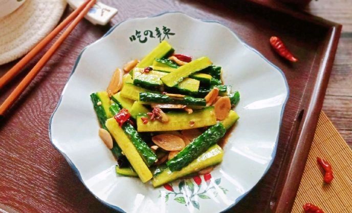凉拌黄瓜不能直接加调料，厨师长教你3个技巧，脆爽又入味，好吃