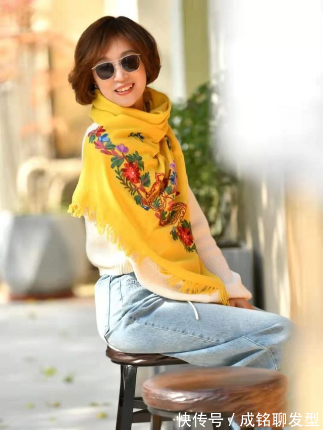 大衣|这才是老年人最好的状态,远离沉闷的黑白灰,亮色穿搭时髦又减龄