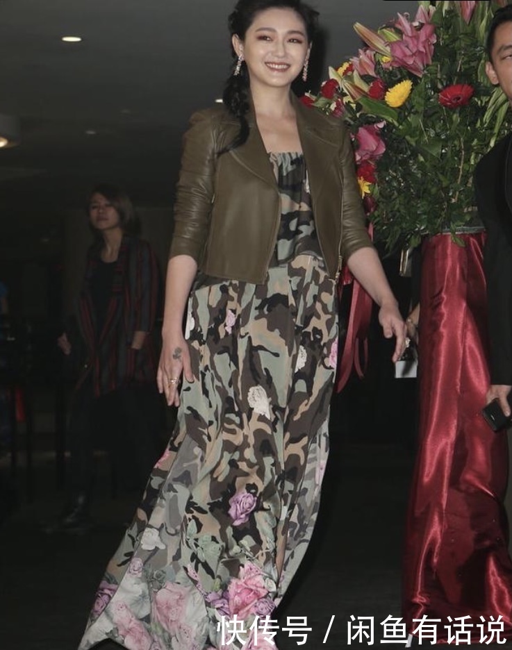 黑纱|大S越来越富态,头戴黑纱扮贵妇有模有样,开叉裙露蕾丝边不雅观